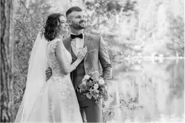 casal para casamento abraçados fazendo pose para foto